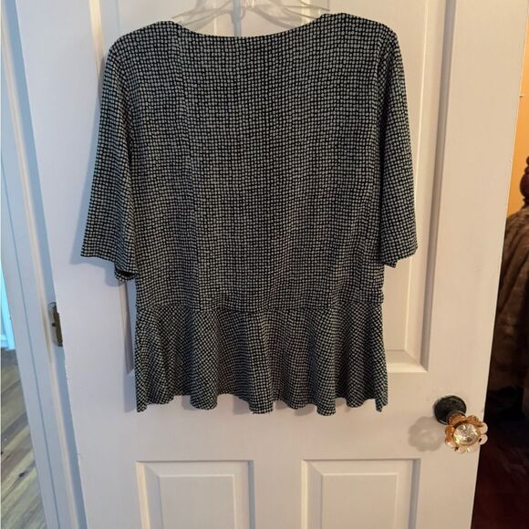 Vince Camuto blouse , navy with green dots, peplum and short sleeves. Size L - Picture 5 of 9